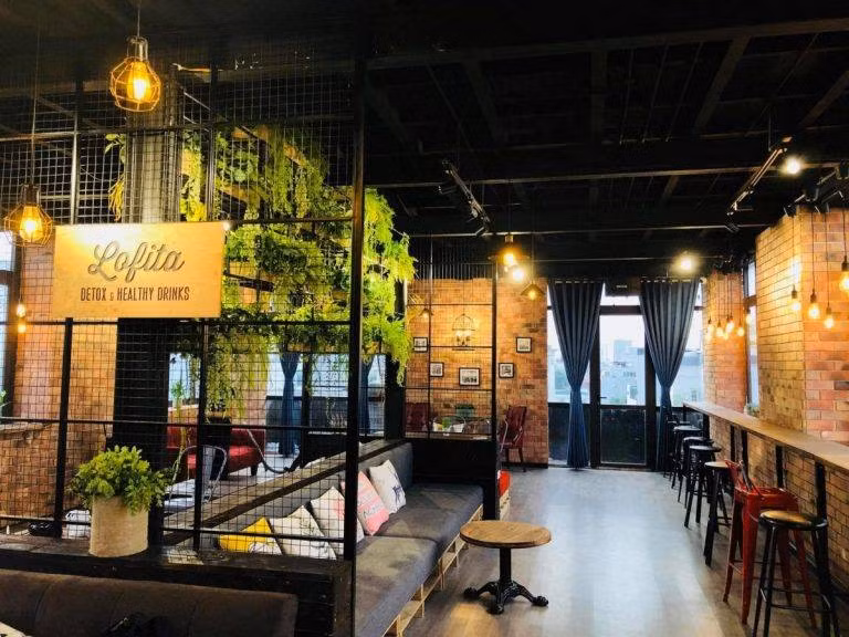 Lofita Coffee cũng là quán cà phê nằm trong danh sách ngắm trời mưa cực đỉnh tại Hà Nội. Địa chỉ: số 338 Phố Huế, quận Hai Bà Trưng.