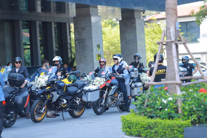 Đoàn rước dâu có hàng chục chiếc xe phân khối lớn của các hãng như: BMW, Ducati, chiếc giá trị nhất có giá khoảng 700 triệu đồng. Ảnh: Nông thôn Việt