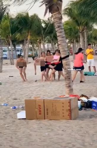 Trong hình ảnh ghi nhận các chị em đang chơi đùa vui vẻ, tuy nhiên điều khiến nhiều người nóng mắt chính là màn cởi áo phản cảm giữa chốn đông người. Ảnh: Tin tức Quảng Ninh