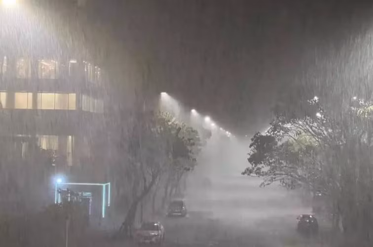 Ở thời điểm hiện tại, cả nước đều hướng về "khúc ruột" miền Trung vì siêu bão số 4 mang tên Noru đã đổ bộ vào đất liền.