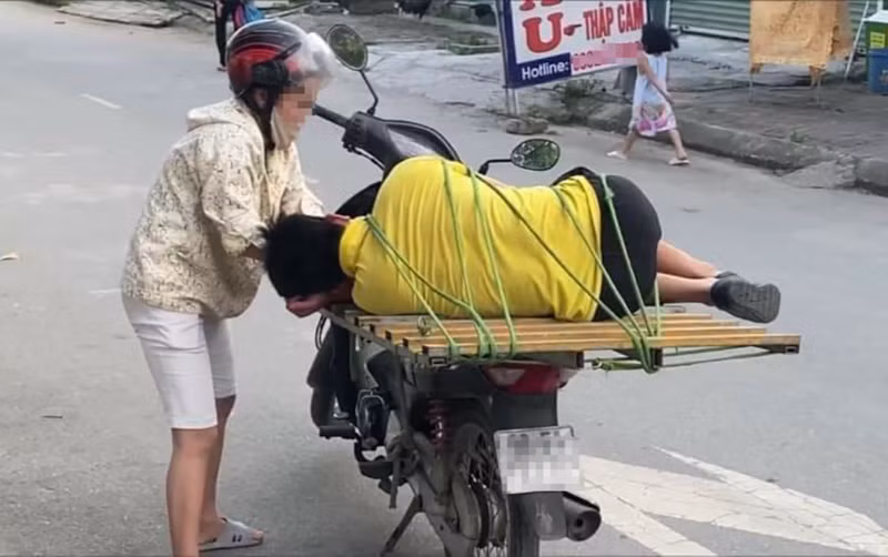 Trước đó trên MXH từng xuất hiện hình ảnh tương tự, vợ cột hẳn chồng nhậu say lên xe rồi chở về.
