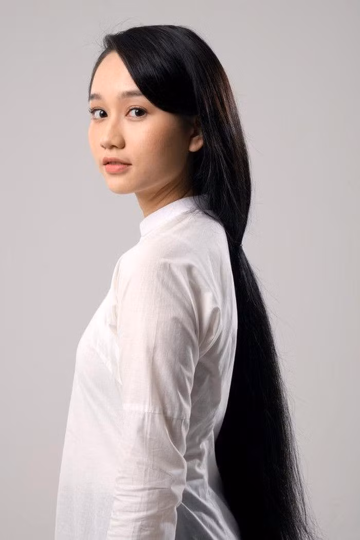 Được biết hot girl Mắt biếc này tăng hơn 8kg, đi lại khó khăn do thoái hóa khớp. Chính điều đó khiến người đẹp mặc cảm, hạn chế xuất hiện trước công chúng