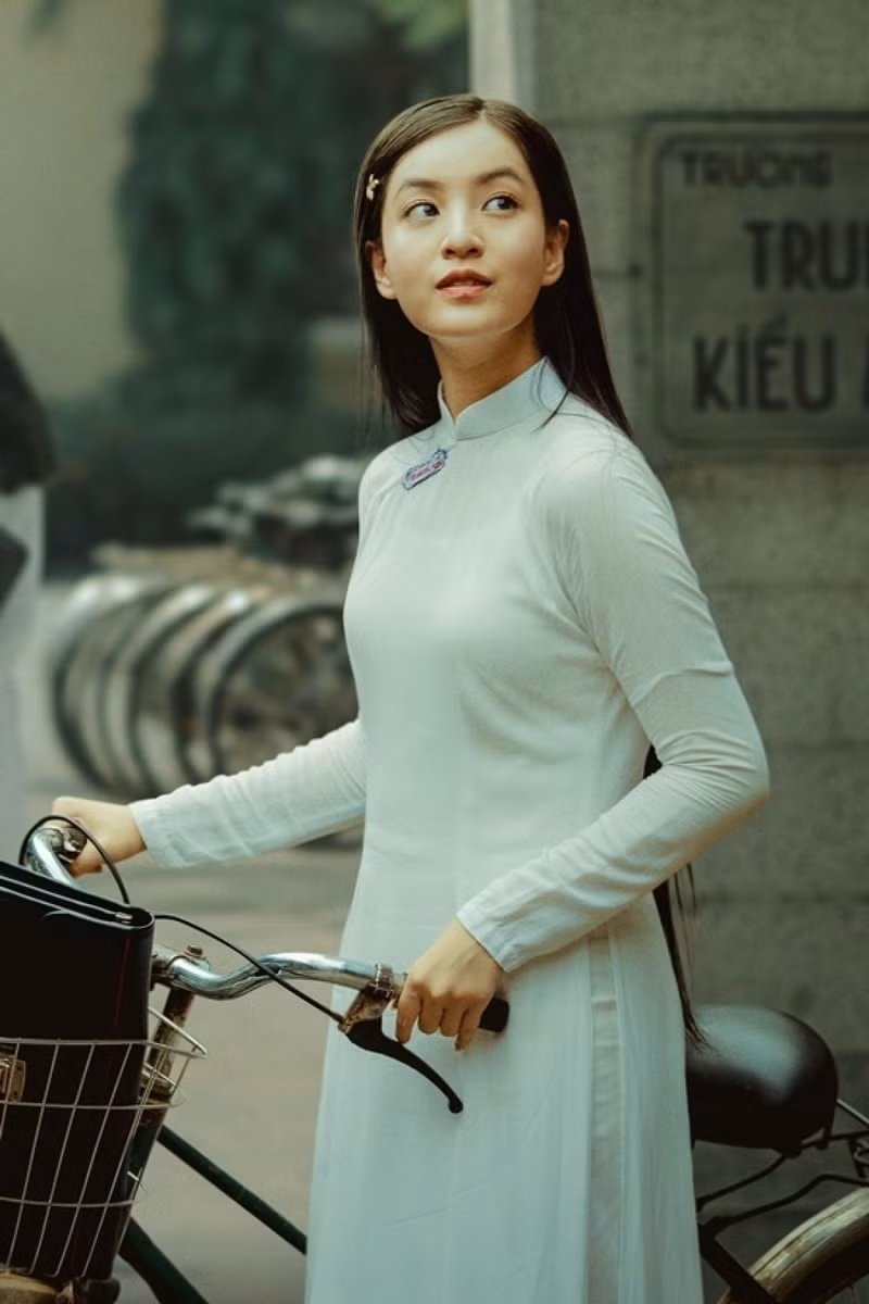 Nhờ vẻ xinh xắn, giỏi tiếng Anh (điểm IELTS 8.5) trước khi đóng vai Hồng trong "Mắt biếc", Nguyễn Lâm Thảo Tâm sinh năm 2000 còn là MC nổi tiếng.