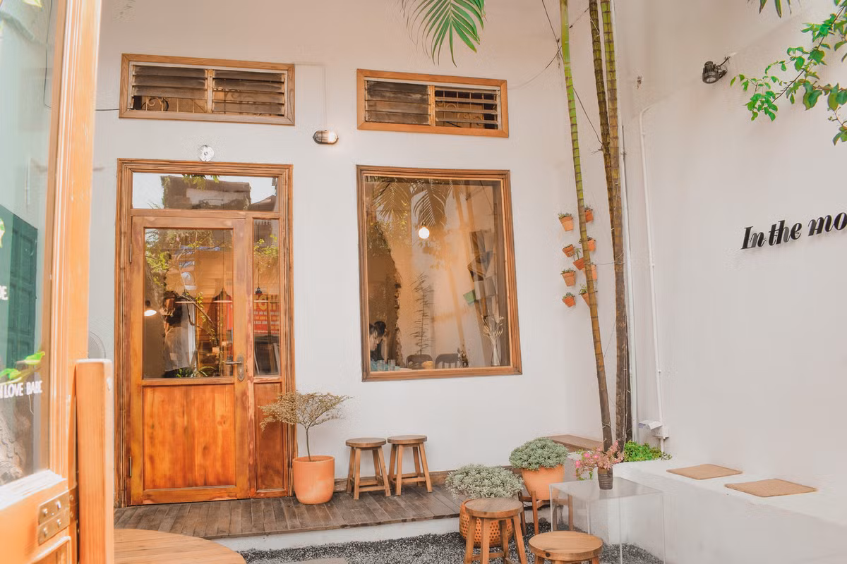 Bên trong quán được trang trí khá đơn giản với tông màu vàng chủ đạo, mang lại cảm giác ấm cúng và thân thuộc như ở nhà. Địa chỉ: Số 12 ngõ 43 Nguyễn Phong Sắc - Cầu Giấy - Hà Nội. Ảnh: Phương Thanh
