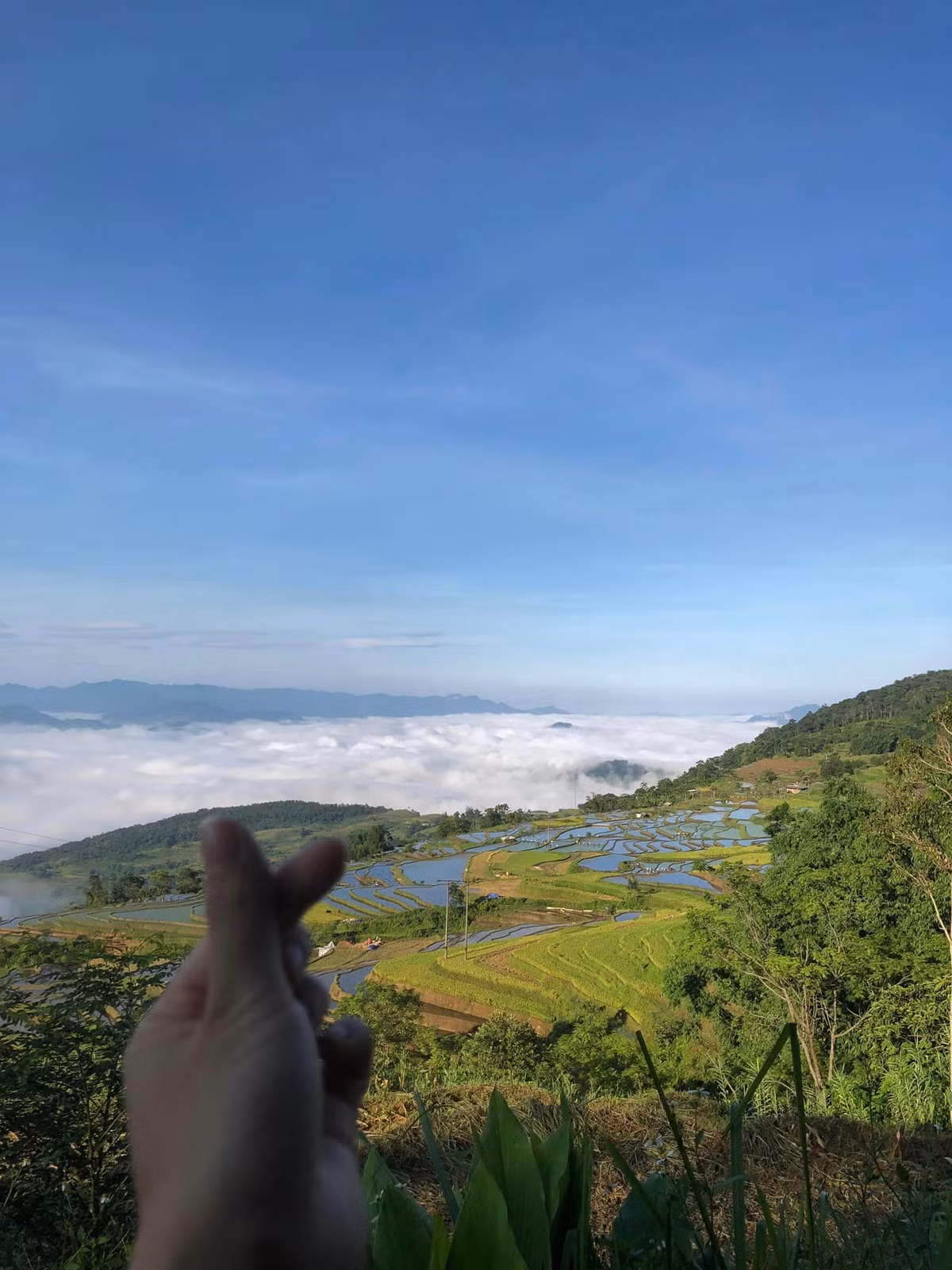 Ghé tới nơi đây, du khách hãy phóng tầm nhìn ra xa để được ngắm nghía những dãy núi kỳ vĩ, đặc biệt vào các buổi sáng sớm, mây mù bao phủ, sà xuống thung lũng, bản làng trông rất huyền ảo. Ảnh: Diễm Hằng