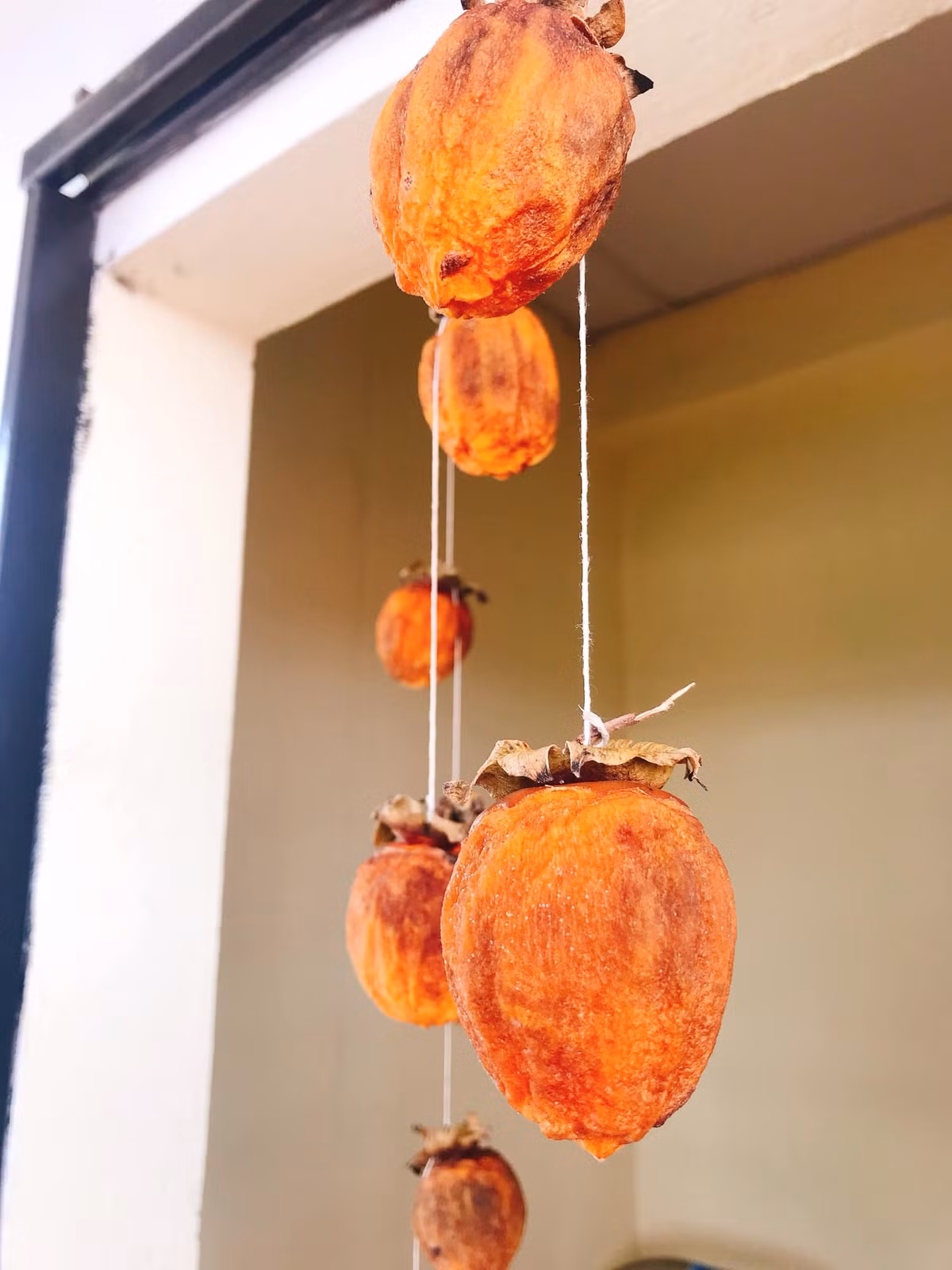 Mới đây một cô gái đã khoe quá trình làm hồng treo gió của mình trong thời gian rảnh rỗi, tuy nhiên bài đăng này lại khiến netizen vừa buồn cười, vừa khó hiểu. Ảnh: Lương Trang