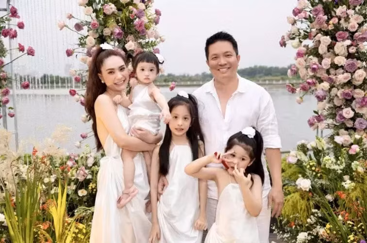 Từ trước đến nay vợ đại gia không bao giờ ngần ngại trong việc chi tiền cho con cái. Ảnh: FBNV