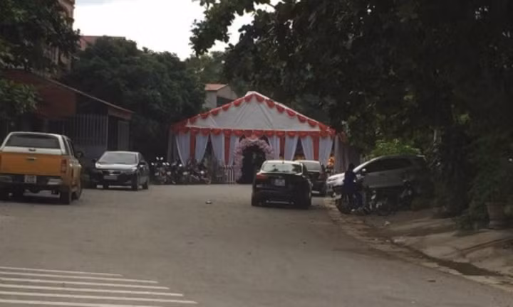 Một chiếc rạp cưới đẹp mắt nhưng không đẹp lòng người đi đường.