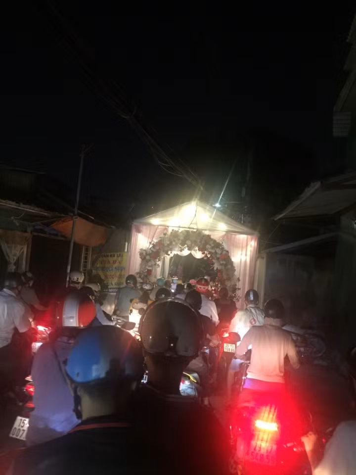 Hình ảnh khiến người nhìn khó hiểu, không biết là kẹt xe hay đang xếp hàng vào ăn cưới.