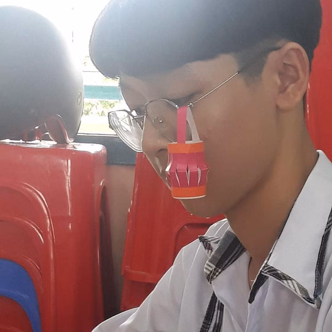 Một chiếc đèn lồng mini được cậu học sinh treo luôn ở kính, đảm bảo không bao giờ mất đi đâu được.