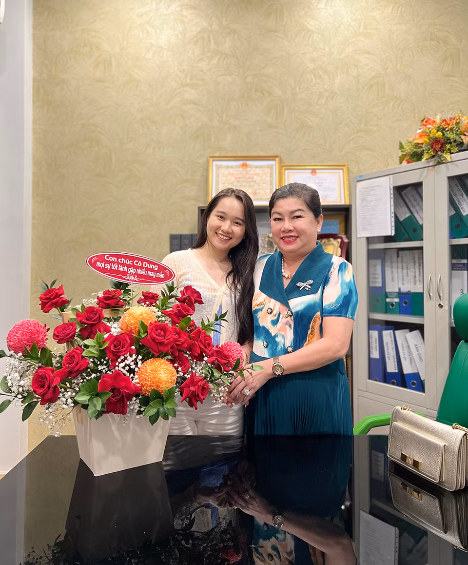 Sau drama đó, mới đây trên MXH lan truyền loạt hình ảnh Trúc Anh đến tận nơi xin lỗi NSX Dung Bình Dương.