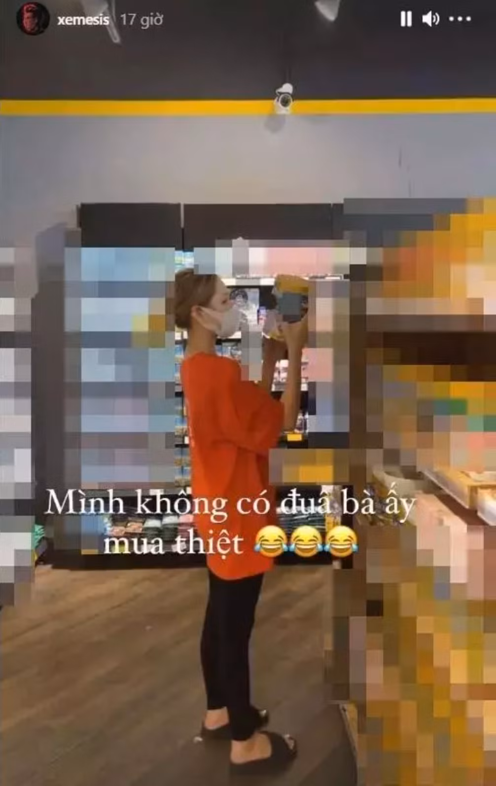 Một lần khác, chỉ vì check in ở hàng sữa dành cho mẹ và bé mà cô cũng bị đồn có em bé.