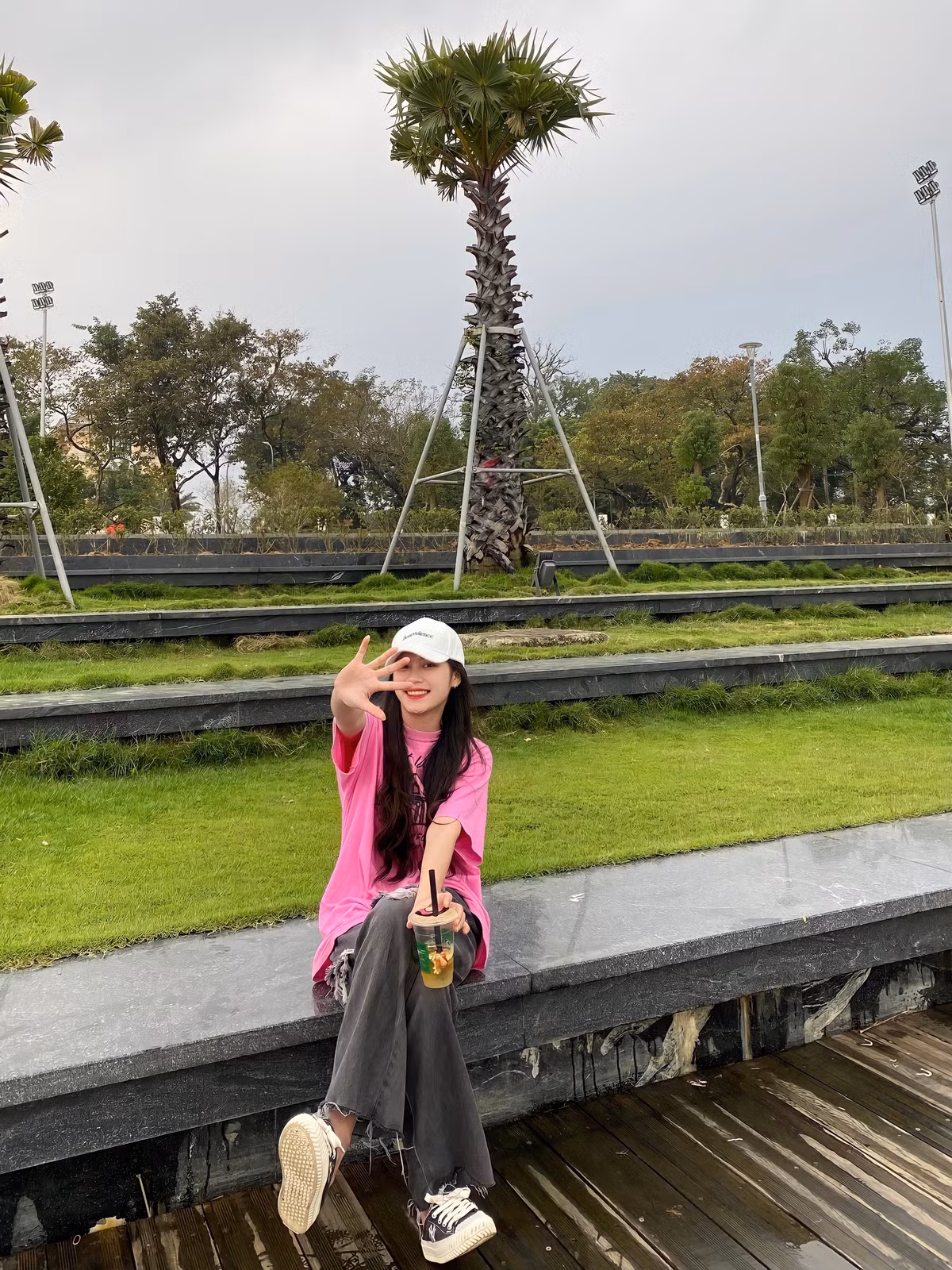 Nhiều người để lại lời khuyên nếu không có duyên với bóng đá, cô cỏ thể thử sức bản thân trong vai trò người mẫu hay tham gia cuộc thi nhan sắc.