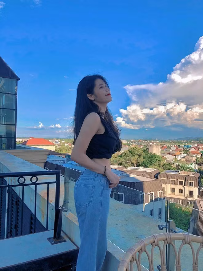 Cô nàng thường chọn những mẫu váy có phần mềm mại, nữ tính nhưng vẫn khoe được đôi chân dài đáng ngưỡng mộ.
