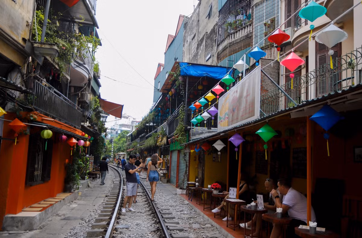 Trải qua 2 năm đóng cửa, địa điểm check in nổi tiếng Hà thành này bỗng chốc sống lại một cách tự nhiên và thu hút cả du khách Việt Nam đổ xô đến tham quan chụp ảnh trải nghiệm, không chỉ người nước ngoài như trước kia.