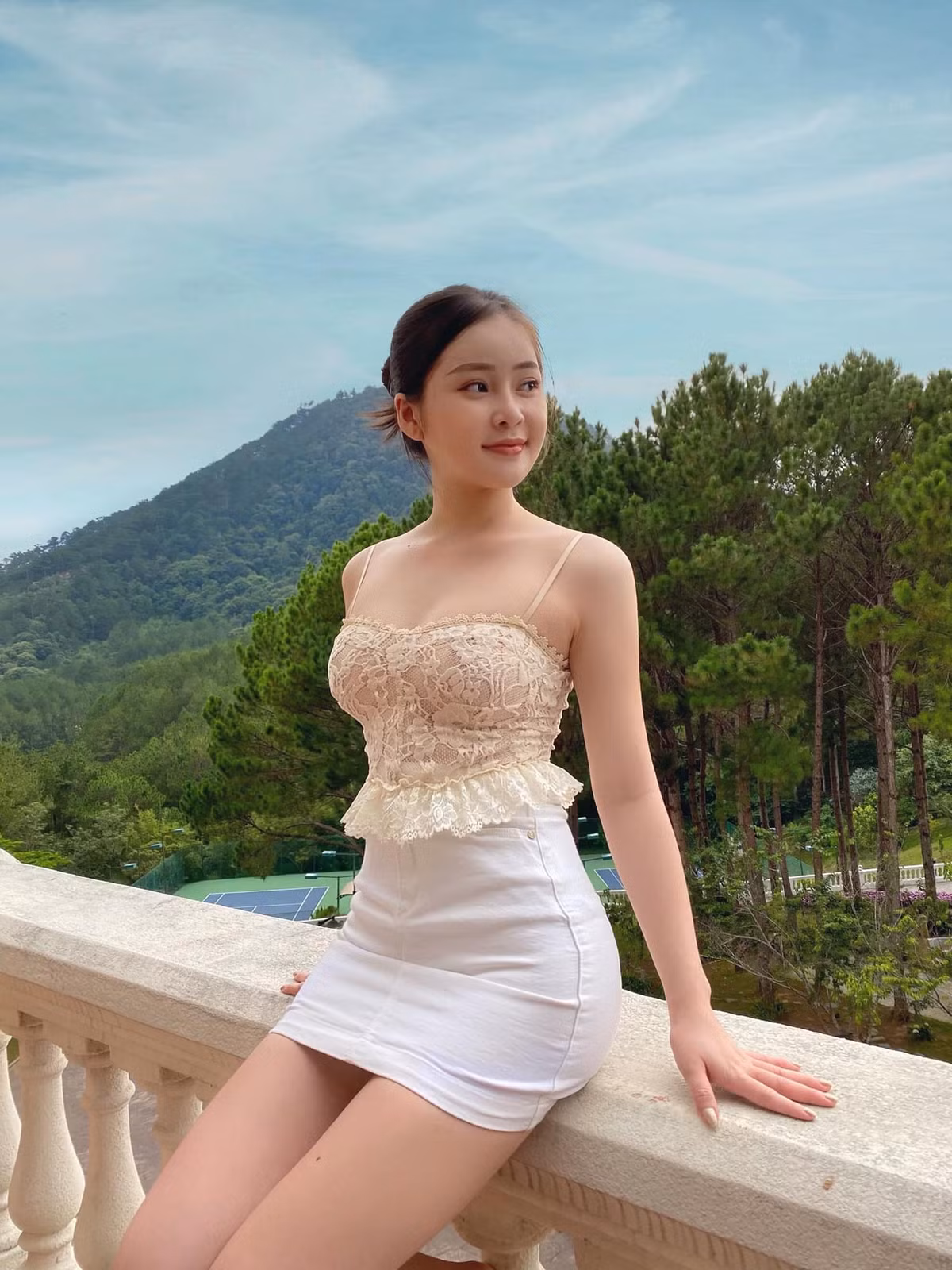 Được biết khi mới 13 tuổi, Thái Thảo Nguyễn đã trở thành người mẫu nhí. Ở tuổi 23, cô cho thấy những lựa chọn phục trang tôn hình thể một cách khéo léo.