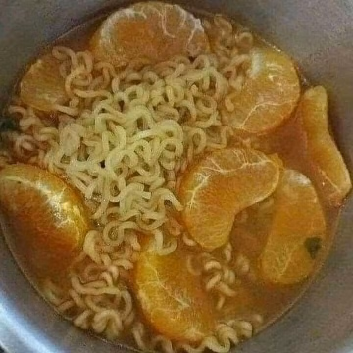 Mùa hè rất cần vitamin C nhưng việc cho cả quả cam vào bát mì tôm thế này có vẻ như không đúng cho lắm.