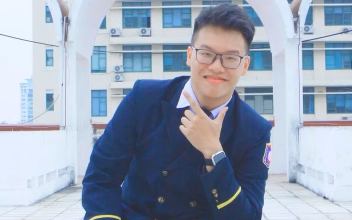 Nguyễn Thành Công (20 tuổi) là chàng sinh viên dành hàng giờ đồng hồ để làm ra các mẫu PowerPoint đẹp mắt nhưng lại chia sẻ miễn phí trên TikTok cho mọi người, đặc biệt là dành cho các bạn học sinh, sinh viên.