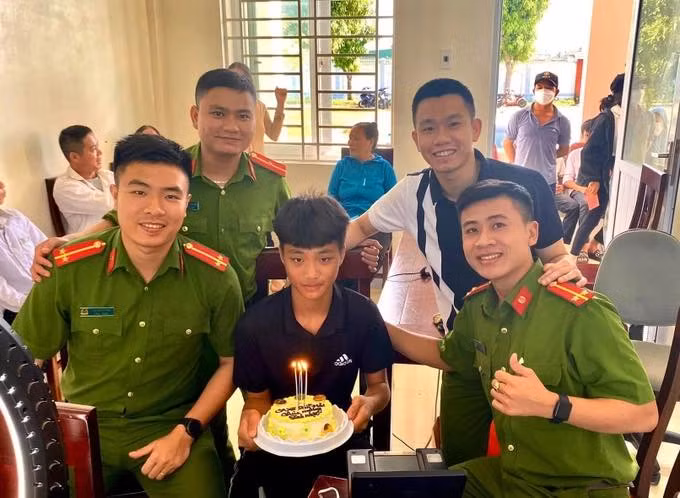 Đi làm căn cước công dân đúng ngày sinh nhật của mình, một nam thanh niên được công an xã mua bánh kem, tổ chức sinh nhật ngay tại đây. Ảnh: Dân trí