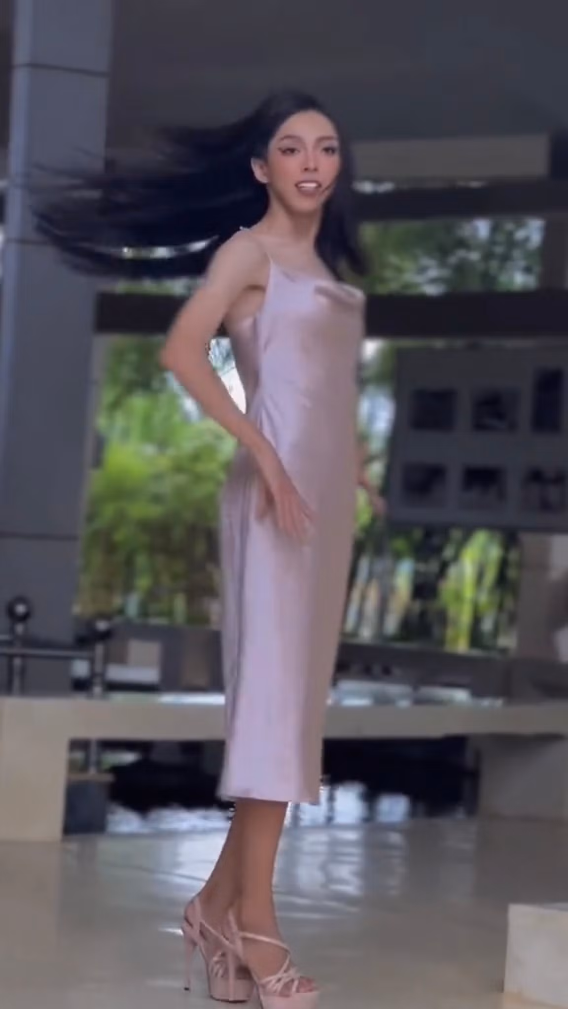 Tuy nhiên sau khi chia sẻ lên MXH màn catwalk của TikToker này nhận về nhiều chỉ trích, phần lớn cho rằng cô nàng lựa chọn trang phục không đúng chỗ. Ảnh: Chụp màn hình TikTok thanhyvo