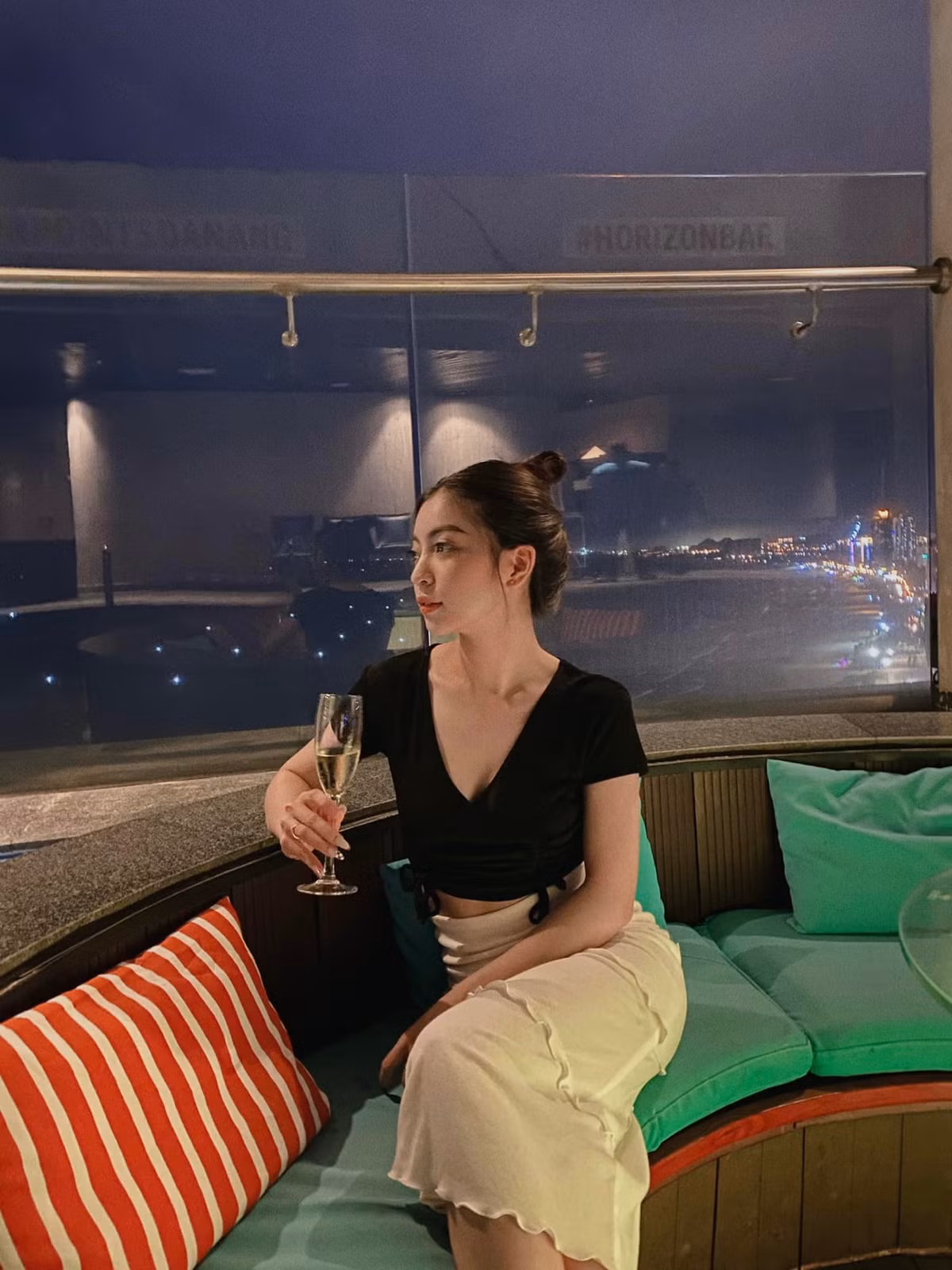 Sau 9 tháng đính hôn, người đẹp vướng nghi án mang thai con đầu lòng khi liên tục diện trang phục rộng, che chắn vòng 2.
