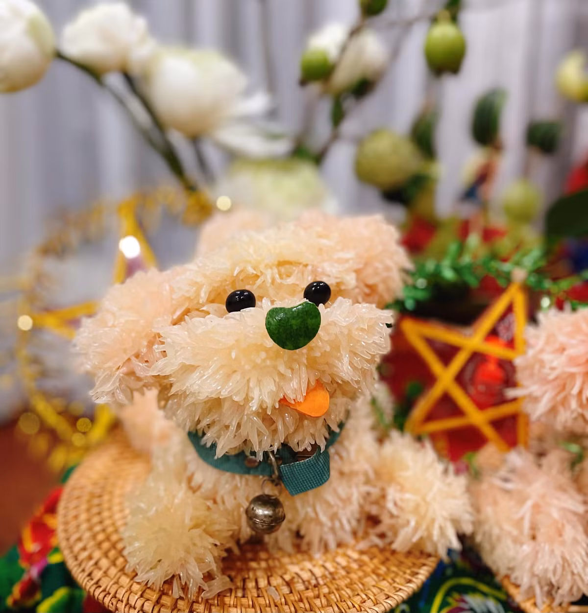 Những chú chó bưởi qua bàn tay khéo léo của các chị em được bày lên mâm cỗ vô cùng đẹp mắt, tạo hình y như thật.