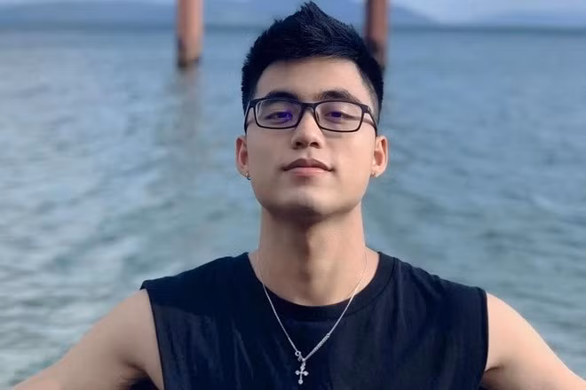 Cũng giống như anh trai, Việt Hoàng còn đam mê ca hát và biết chơi guitar.