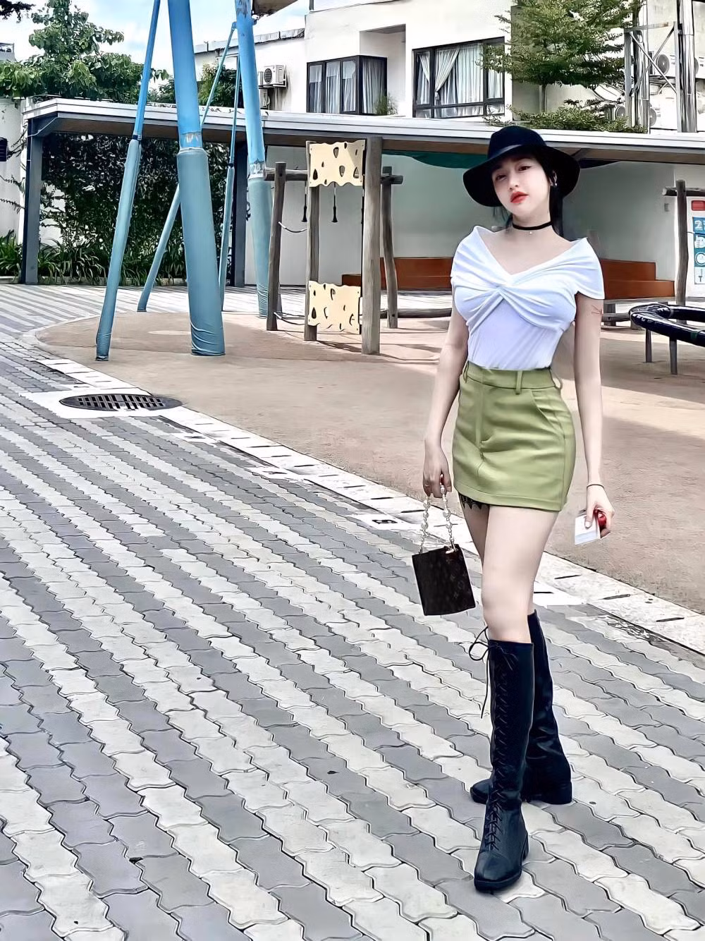 Outfit của Elly Trần nhận được rất nhiều lời khen vì trẻ trung, thời thượng. Có thể thấy, trong khi nhiều phụ huynh khi đến trường đều ăn mặc kín đáo và thanh lịch hết cỡ thì Elly Trần hoàn toàn ngược lại.