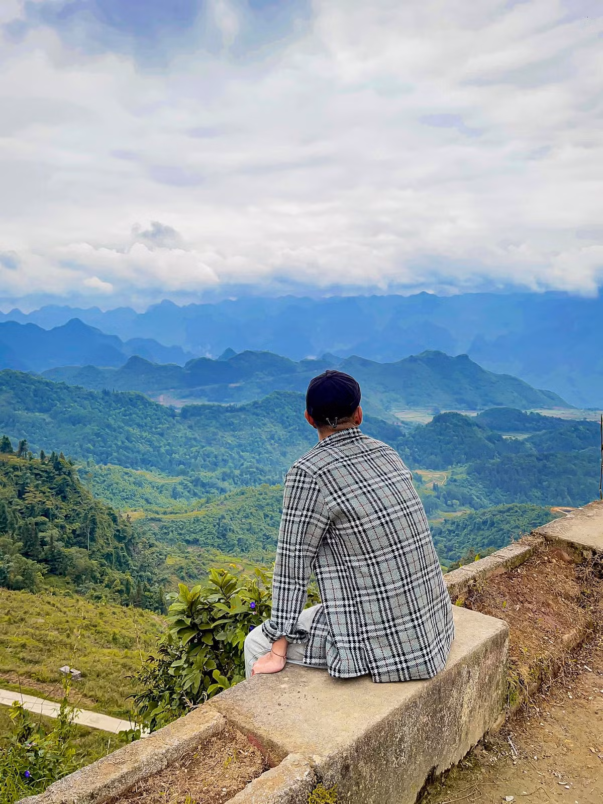 Đến với Hà Giang nhiều bạn trẻ lựa chọn check in tại một số địa điểm đẹp như Cổng trời Quản Bạ. Nơi đây được xem là Đà Lạt ở phía bắc. Thênh thang trong tầm mất là thiên nhiên nơi đây phong thủy hữu tình. Ảnh: Hoàng Tuấn Anh