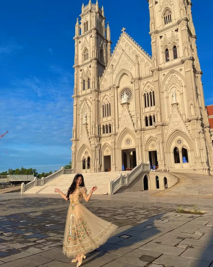 Thời gian gần đây, góp tên vào danh sách những công trình ghi dấu ấn Vũng Tàu còn có thêm Giáo Xứ Song Vĩnh, hay còn được gọi là nhà thờ Song Vĩnh. Dù còn mới mẻ nhưng không khó để bắt gặp những bức ảnh check in đầy độc đáo của các du khách từng có dịp ghé thăm nhà thờ. Ảnh: ____midy