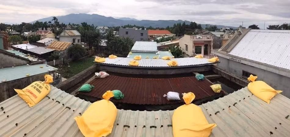 Những bì cát được người dân chuẩn bị và xếp đều lên mái nhà trước khi cơn bão Noru đổ bộ.
