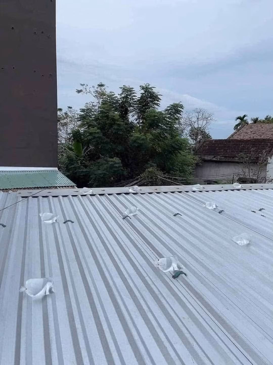 Ngoài việc ghi tên lên từng mái tôn, nhiều người dân còn dùng các cách khác nhau nhằm giữ, chắn không để tôn bay mất.