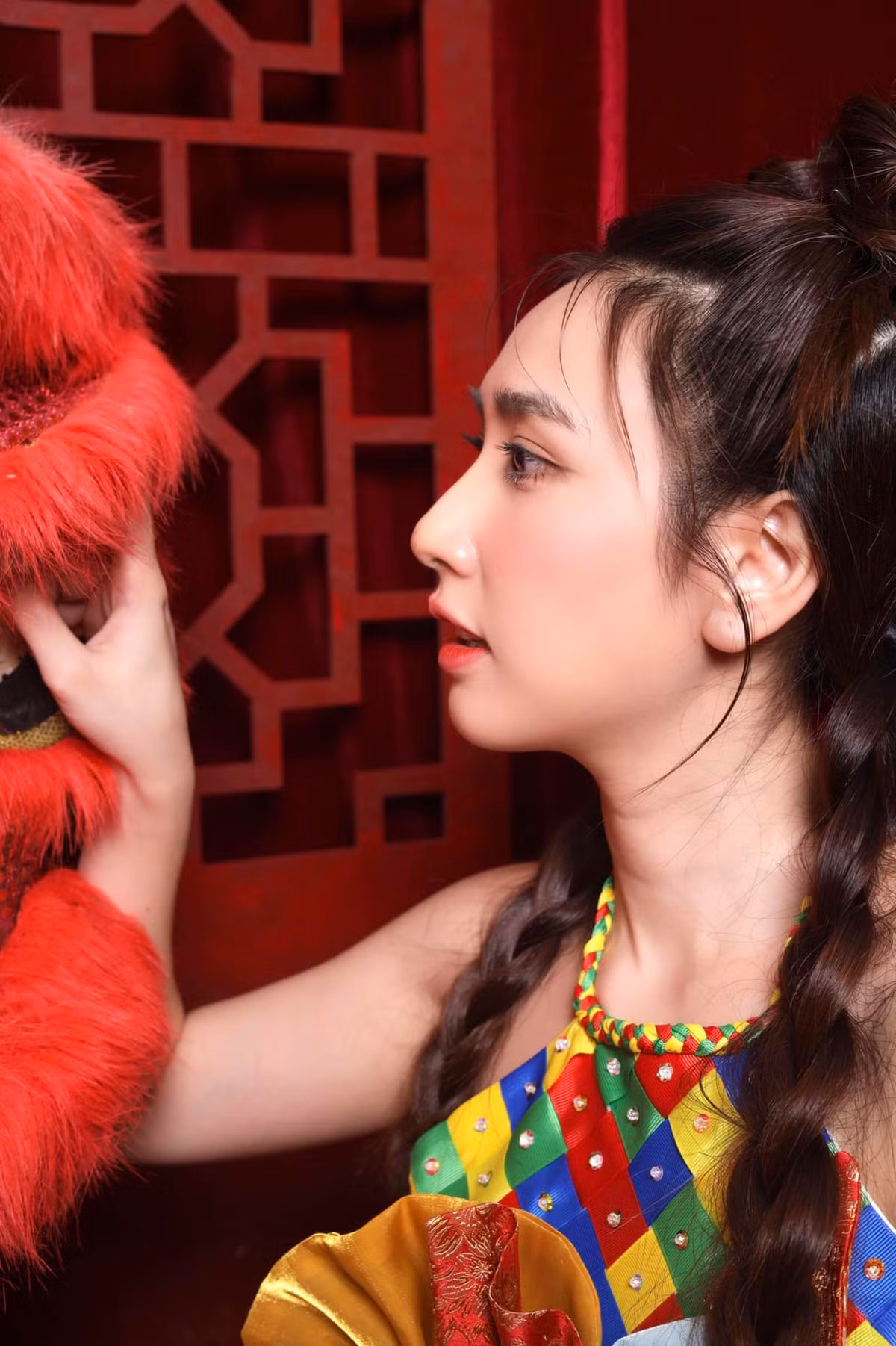 Loạt clip TikTok của gái xinh này chủ yếu là nhảy nhót, và Thanh Mèo không quên trưng diện trang phục có chút hở hang, ngắn cũn hay bó sát cơ thể.
