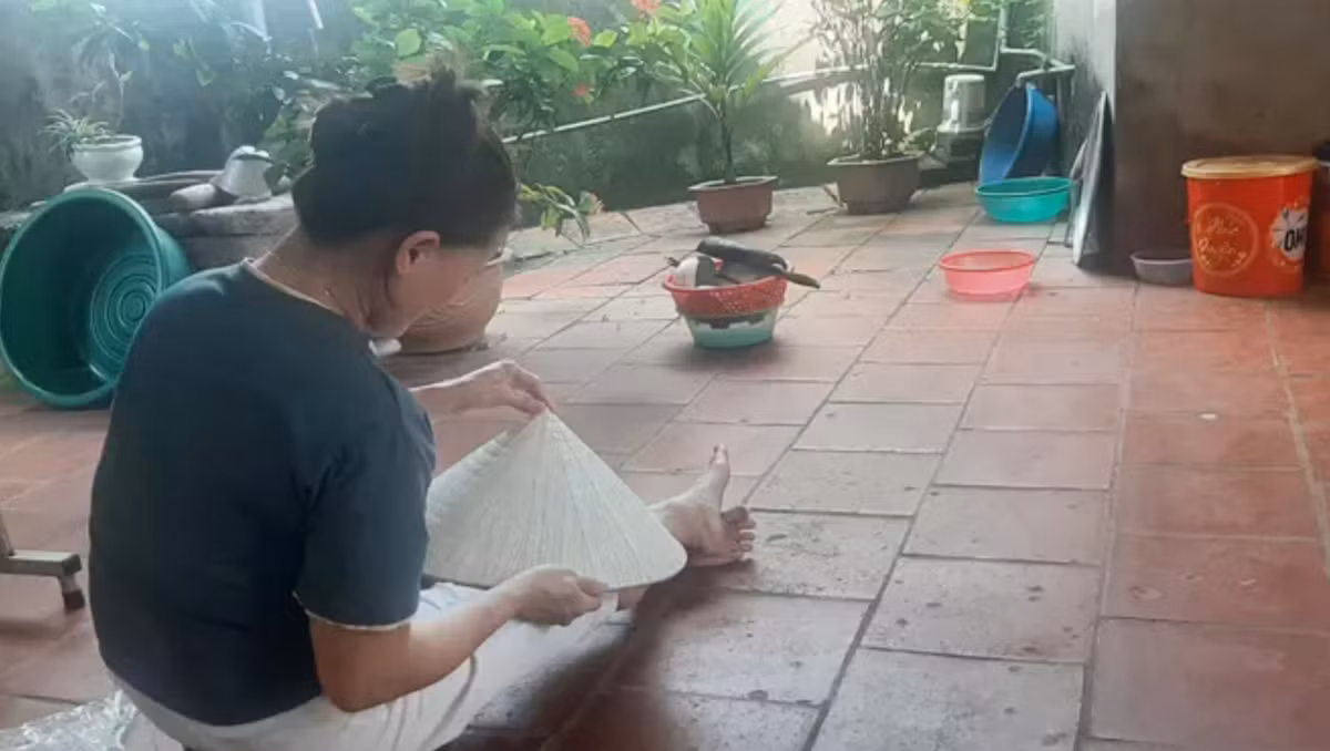 Mới đây mẹ ruột của "cô dâu lừa đảo" Bắc Giang đã lên tiếng, chị N cũng chia sẻ thêm, con gái mình rất hay bỏ nhà ra đi. Từ ngày con gái bị tố cáo lừa đảo, chị N bỏ việc bên ngoài, chỉ ở nhà khâu nón. Ngoài ra, chị N cũng cho biết mình rất khổ tâm lo nghĩ rất nhiều, chị rất buồn vì con mình vẫn đăng ảnh, quay clip như chưa có vấn đề gì xảy ra và chưa biết hối hận về những việc mình đã làm. Ảnh: Báo Bắc Giang