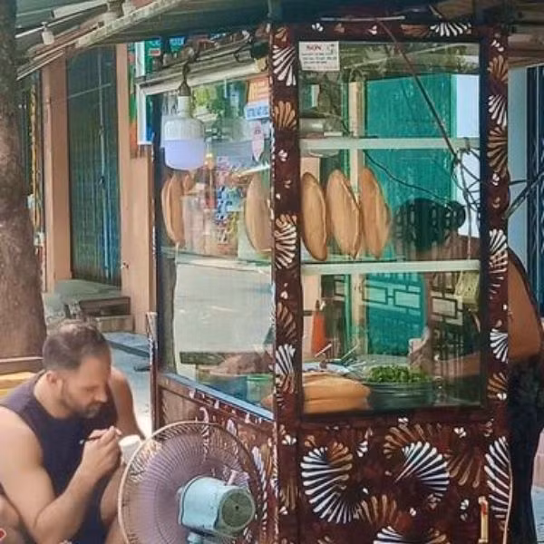 Mới đây nhất, trên mạng xã hội đã lan truyền hình ảnh một du khách Tây đang đi ăn bánh mì ở Hội An, điểm bất ngờ là khi anh chàng thấy quầy bánh mì của cô chủ quán đã cũ, rỉ sét, ngay lập tức anh chàng đã ngỏ lời vẽ lưu niệm, trang trí lại cho xe bán bánh mì. Ảnh: Hoàng An