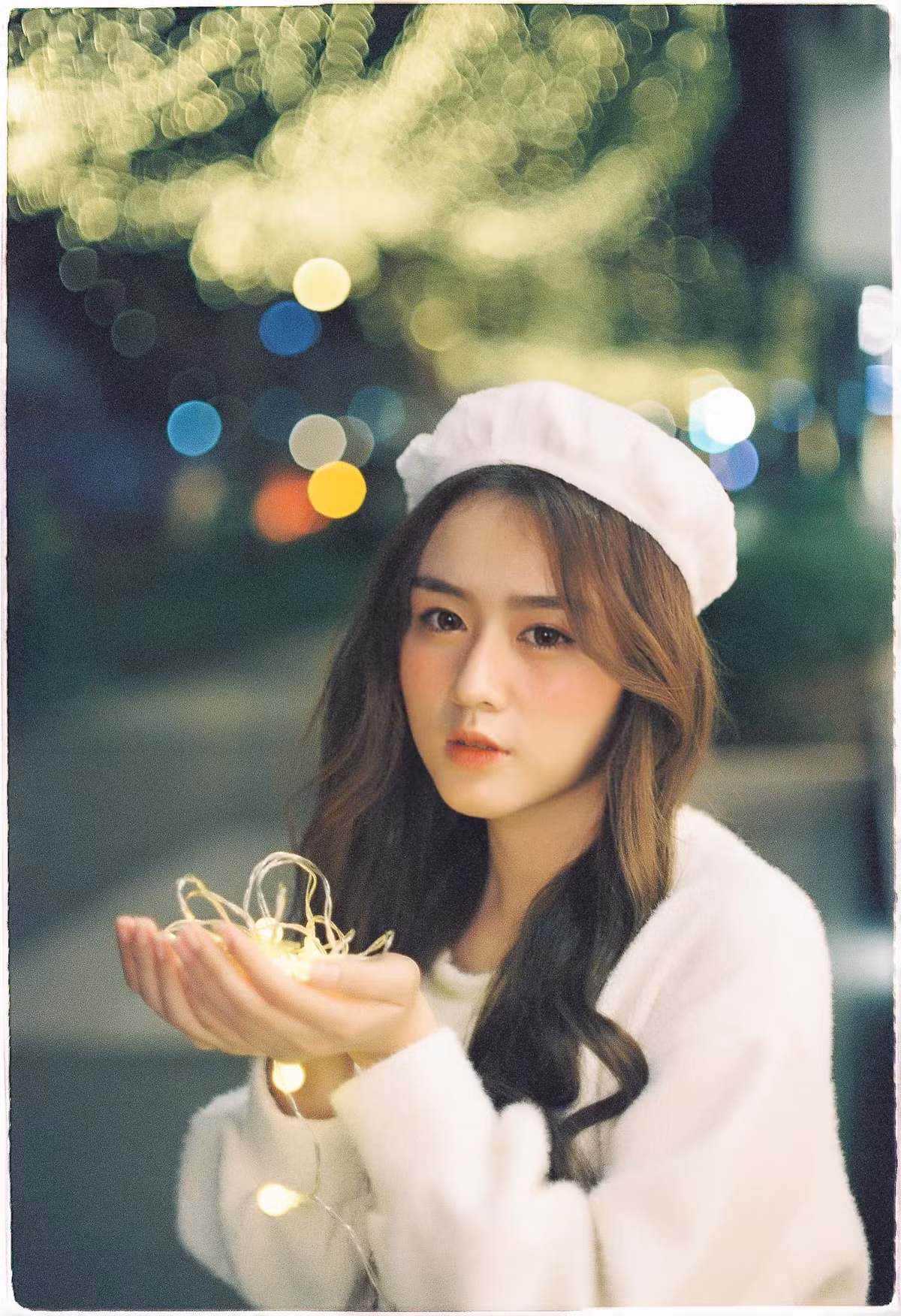 Hồng Hân của thời học sinh sở hữu vẻ ngoài trong trẻ, gương mặt dễ thương. Trái ngược lại hiện tại cô mang nét đẹp quyến rũ và cuốn hút.