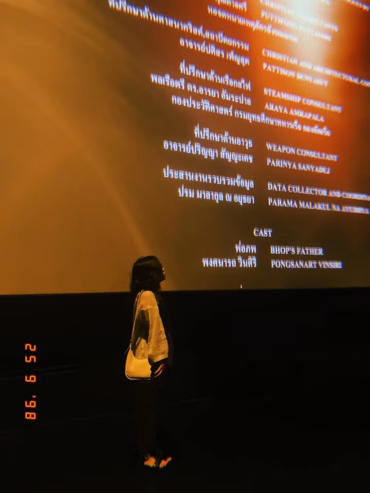 Trào lưu chụp ảnh cùng màn hình chiếu rạp đang được không ít bạn trẻ hưởng ứng mỗi lần đến đây. Ảnh: Cao Hà