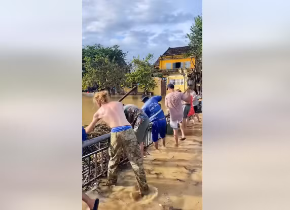Hình ảnh những du khách nước ngoài chung tay thu dọn rác sau bão ở Hội An đã nhận về nhiều lời khen từ cư dân mạng. Ảnh: Chụp màn hình