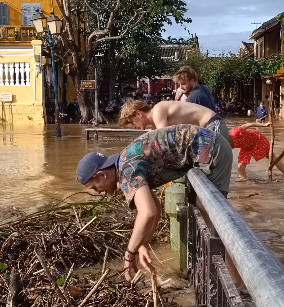 Ngoài ra các du khách nước ngoài còn được người dân địa phương cho du ngoạn phố cổ bằng thuyền vì mực nước sông sau mưa lớn kết hợp triều cường đã dâng sâu vào tận bên trong. Ảnh: Afamily