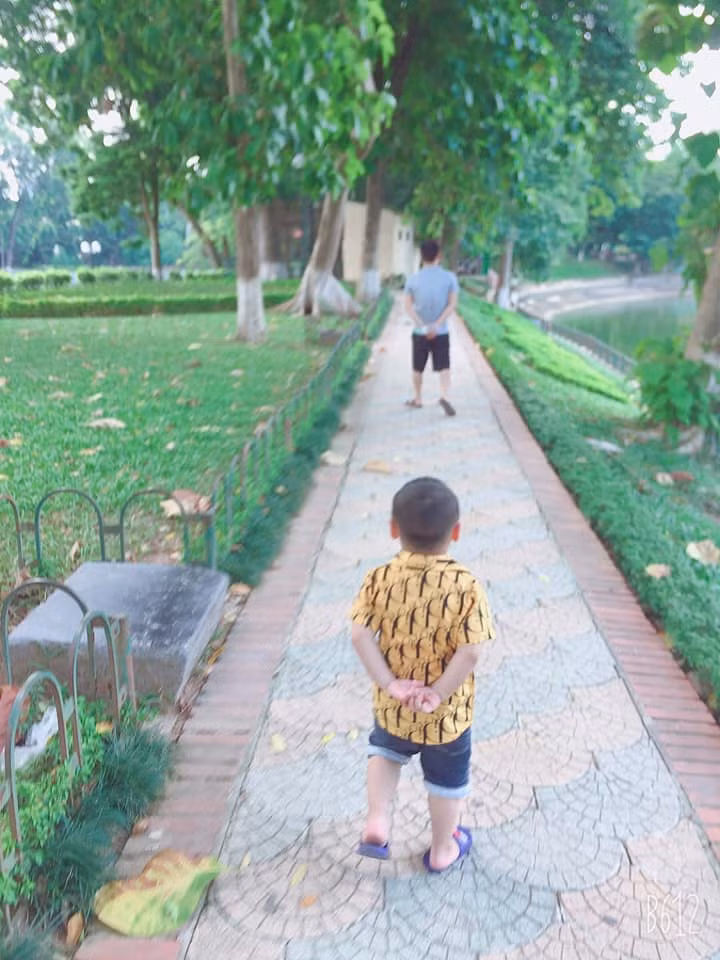 Không những giống ở ngoại hình, tính cách, mà cha và con trai còn giống từ ánh mắt đến nụ cười, từ cái đầu "tổ quạ" cho đến tướng ngủ.