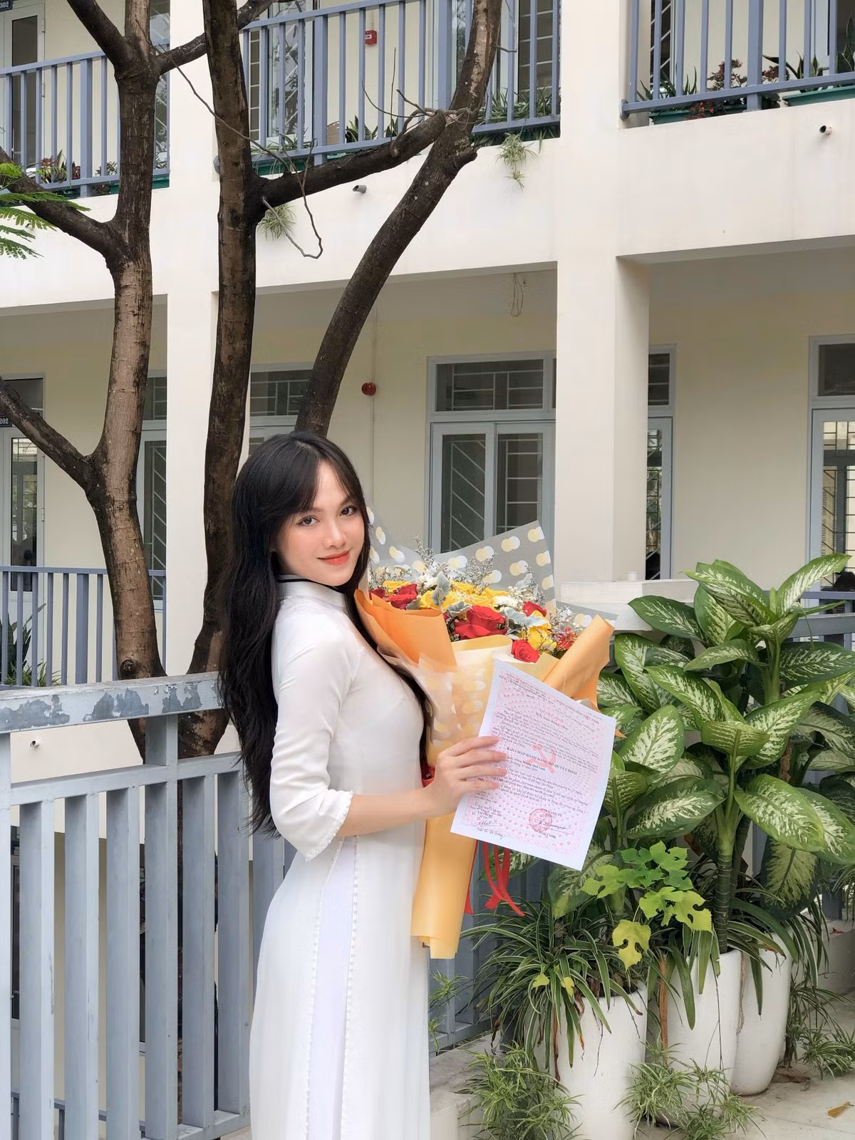 Trong những năm tháng ngồi ghế nhà trường, bạn gái Nhâm Mạnh Dũng đạt được nhiều thành tích trong học tập. Ảnh: FBNV