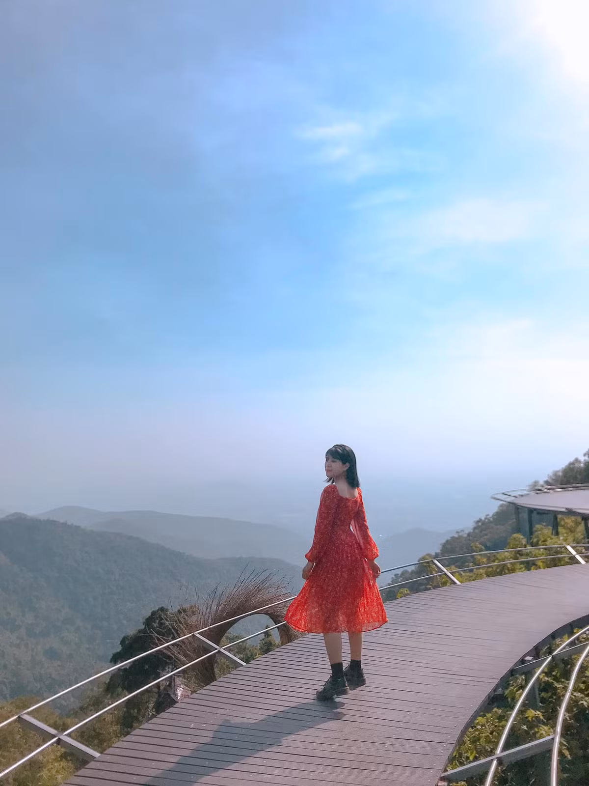 Cầu Mây có lẽ là địa điểm check in quen thuộc của mỗi du khách khi đến Tam Đảo. Cảnh sắc ở đây sẽ cho bạn những bức hình “triệu like”.