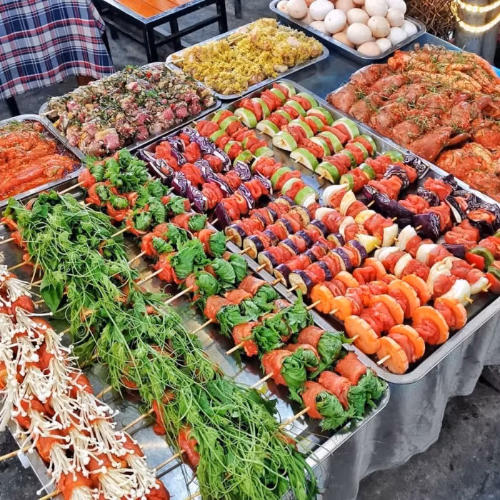 Nằm ngay gần quảng trường, chợ đem Tam Đảo khá đông đúc nhộn nhịp. Nếu là tín đồ của món nướng, thì đây chính xác là “thiên đường” dành cho bạn.