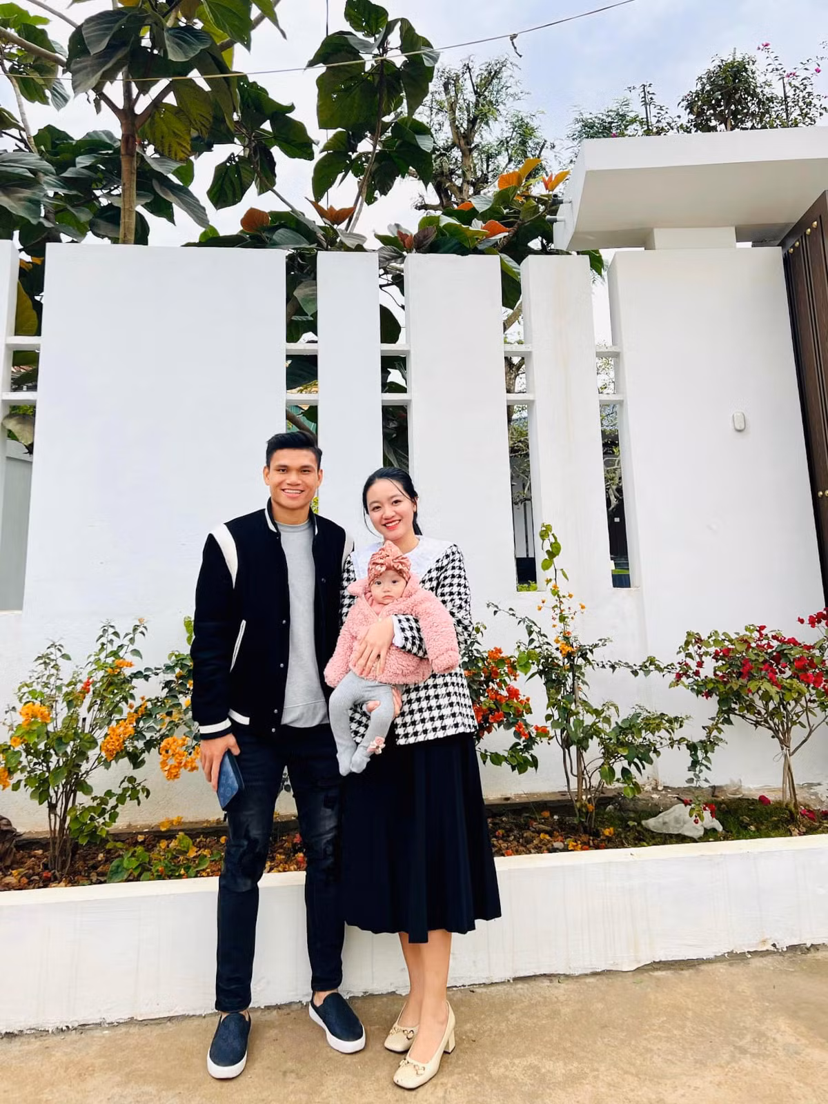 Hôn lễ của anh khi ấy được tổ chức tại 3 nơi. Cuối cùng, cặp đôi tổ chức tiệc dành cho bạn bè thân thiết ở thành phố Vinh vào 31/1.