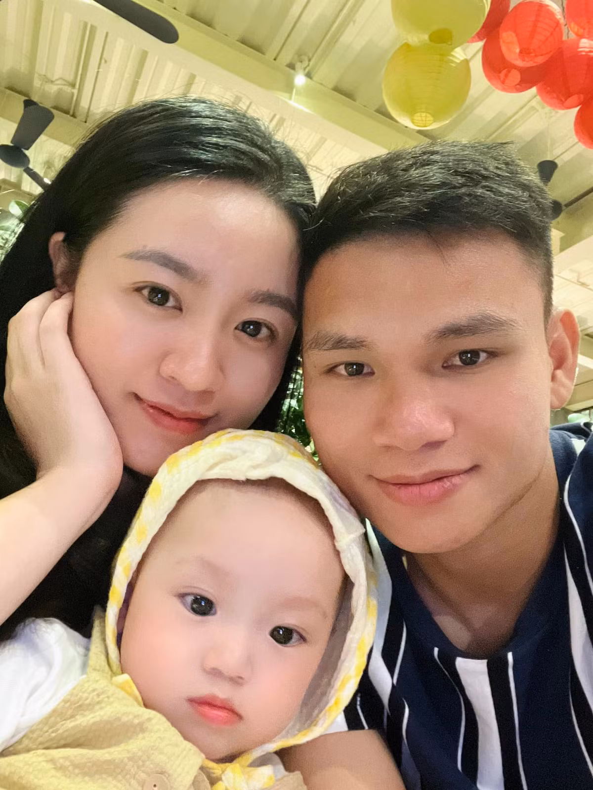 Trước đó sau hơn 1 năm hẹn hò với cử nhân ngành Luật tên Dung Trần, Xuân Mạnh đã làm đám cưới với bạn gái.