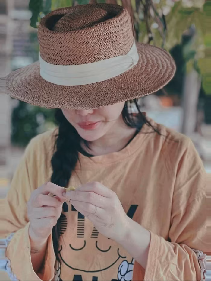 Trước đó, Anna Bắc Giang cũng đăng tải khoảnh khắc cô đi chăm sóc và thu hoạch ngô. Đồng thời cô nàng còn cho biết bản thân đang trong hành trình “21 ngày gieo mầm sự sống, tìm lại chính bản thân mình”.
