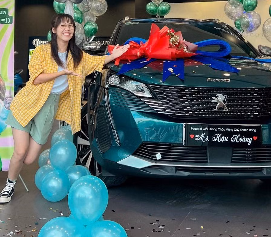 Mới đây, Hậu Hoàng vừa tự thưởng cho mình một xế hộp mới sau thời gian ra mắt nhiều dự án âm nhạc. Được biết, chiếc xe cô nàng vừa sở hữu là mẫu Peugeot 5008 có giá lăn bánh lên đến 1,5 tỉ đồng. Ảnh: FBNV