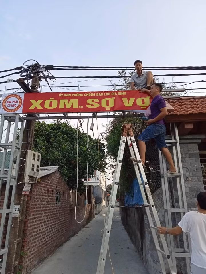Chắc là do tấm biển hết chỗ nên chữ "không" mới bị làm nhỏ đi như vậy.