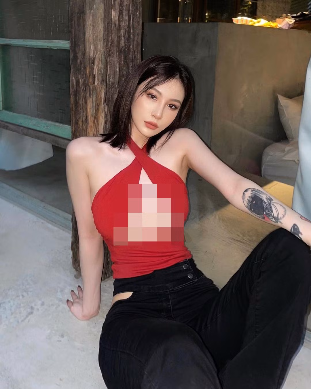 Hot girl Shi Qian Qian mới đây gây “náo loạn” cả một con phố khi ăn mặc phản cảm ra đường, cô mặc chiếc áo chéo ngực tuy nhiên lại lộ hớ hênh vòng 1.