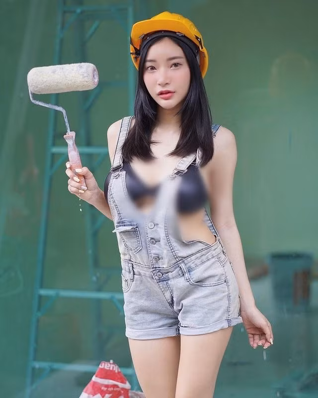 Mới đây, cư dân mạng nhức nhối về hình ảnh một hot girl hóa thân thành nữ công nhân với trang phục phản cảm.